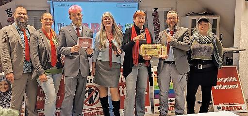 Im Bild die für den Stadtrat nominierten Kandidaten (von links): Phillip Medina, Julia Medina, Marco Lunz, Gabi Bitter, Bea Wirth, Nicolai Schaufler und Coco Baier (nicht im Bild Pät Röschlein, Isaak Daniel Rizzo Jaramillo und Ursel Bohlje). Im Bild die für den Stadtrat nominierten Kandidaten (von links): Phillip Medina, Julia Medina, Marco Lunz, Gabi Bitter, Bea Wirth, Nicolai Schaufler und Coco Baier (nicht im Bild Pät Röschlein, Isaak Daniel Rizzo Jaramillo und Ursel Bohlje).