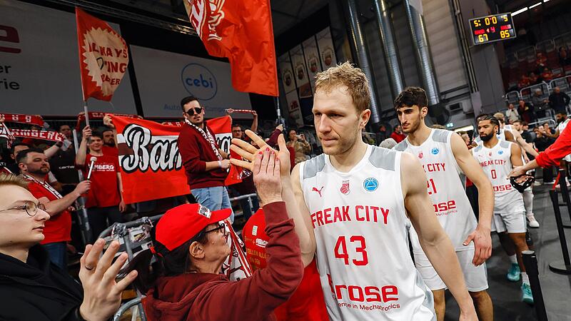 Entt&auml;uschte Fans, entt&auml;uschte Spieler: Brose-Kapit&auml;n Christian Sengfelder bedankt sich nach der Heimniederlage gegen BC Kalev f&uuml;r die Unterst&uuml;tzung aus dem Fanblock.