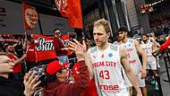Enttäuschte Fans, enttäuschte Spieler: Brose-Kapitän Christian Sengfelder bedankt sich nach der Heimniederlage gegen BC Kalev für die Unterstützung aus dem Fanblock.