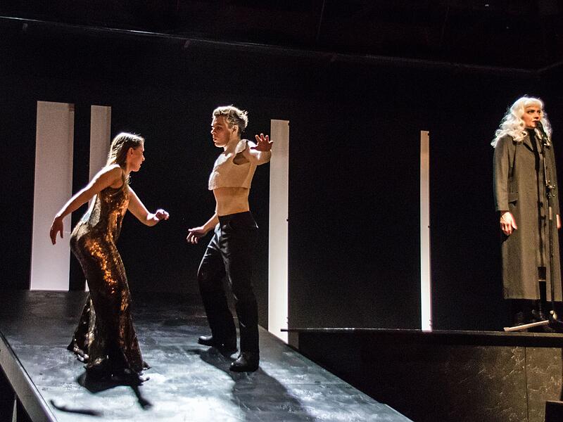 Proben-'Impressionen zu "Penthesilea" in der Coburger ReithalleProben-Impressionen "Penthesilea" in Coburg Proben-Impressionen zu "Penthesilea" in der Coburger Reithalle. Mit dem Trauerspiel von Kleist gibt Benjamin Hübner sein Regie-Debüt.
