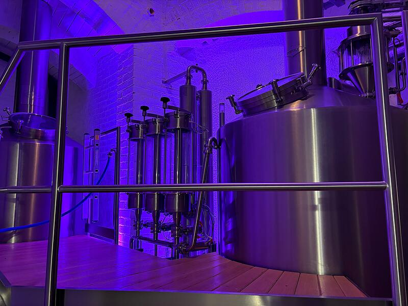 Im Entla's Keller entsteht ein eigenes Bier. Die Brauerei befindet sich direkt im Kellerstollen hinter der Ausschanktheke. Im Entla's Keller entsteht ein eigenes Bier. Die Brauerei befindet sich direkt im Kellerstollen hinter der Ausschanktheke.