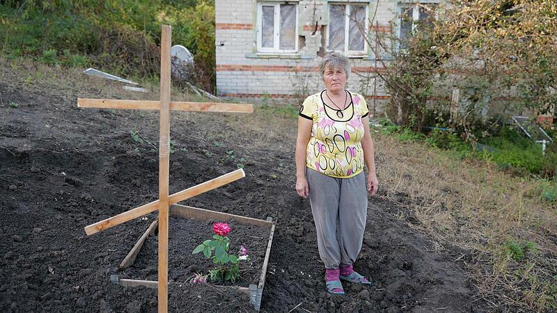 Jelena, 57, im Garten ihres Hauses, in dem sie ihren Sohn begraben hat.