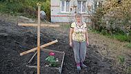 Jelena, 57, im Garten ihres Hauses, in dem sie ihren Sohn begraben hat.