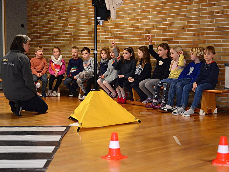 ADAC-Verkehrserziehung Grundschule Bamberg-Hain Mit Feuereifer machen die Erstklässler der Grundschule Bamberg-Hain beim ADAC-Verkehrsziehungsprogramm mit.