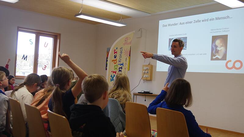 Professor Janosch Hildebrand, Biomedizinische Analytik, unternahm mit den Nachwuchs-Studenten eine spannende Reise zu den Zellen.