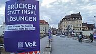 Mit diesem Wahlplakat wirbt die Partei Volt um Stimmen.