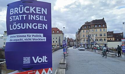 Mit diesem Wahlplakat wirbt die Partei Volt um Stimmen.