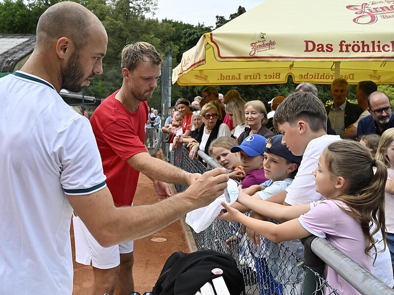 Tim P&uuml;tz (links) und Kevin Krawietz sind als gemeinsames Doppel auf Abschiedstournee. Auch in der Schweiz werden "Krap&uuml;tz" wieder Autogrammw&uuml;nsche wie hier in Coburg erf&uuml;llen.