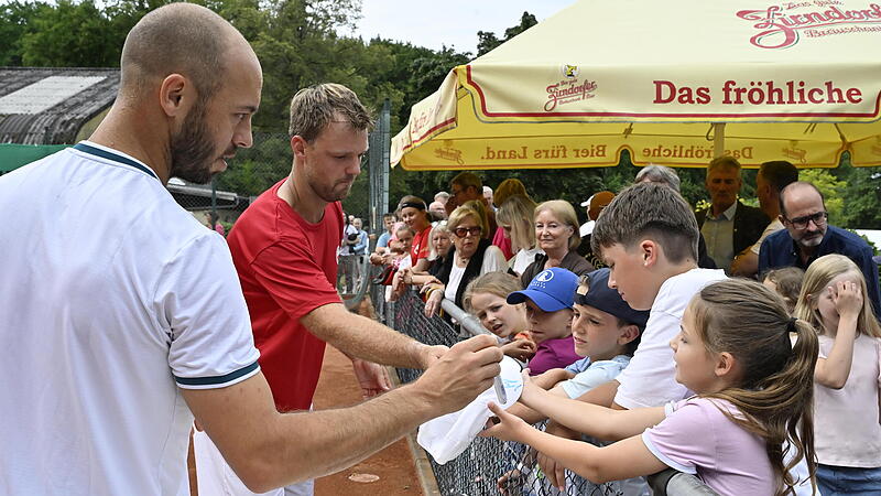 Tim Pütz (links) und Kevin Krawietz sind als gemeinsames Doppel auf Abschiedstournee. Auch in der Schweiz werden "Krapütz" wieder Autogrammwünsche wie hier in Coburg erfüllen.