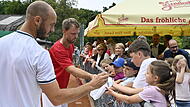 Tim Pütz (links) und Kevin Krawietz sind als gemeinsames Doppel auf Abschiedstournee. Auch in der Schweiz werden "Krapütz" wieder Autogrammwünsche wie hier in Coburg erfüllen.
