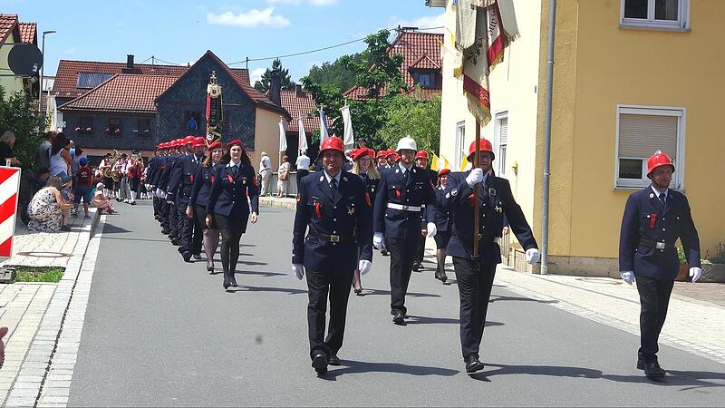 Festzug der Freiwilligen Feuerwehr Friesen