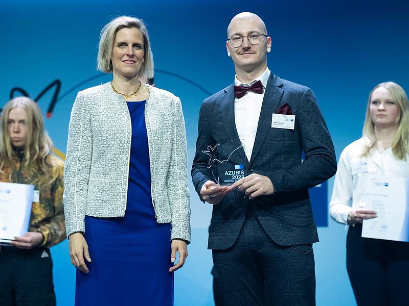 Robin Hornschuh (vorne in der Mitte) bei der Preisverleihung für die bundesweit besten Azubis im Dezember in Berlin.Forchheim & Fränkische Schweiz Robin Hornschuh (vorne in der Mitte) bei der Preisverleihung für die bundesweit besten Azubis im Dezember in Berlin.