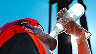 Wasser trinken ist bei der sommerlichen Hitze besonders wichtig. IG Bau Wasser trinken ist bei der sommerlichen Hitze besonders wichtig. IG Bau
