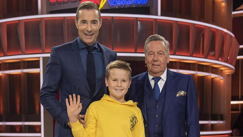 Robert Schmidt aus Himmelkron hat am Samstag in der ARD-Sendung &bdquo;Klein gegen Gro&szlig;&ldquo; mehr Schlagertexte erkannt als Roland Kaiser. Mit im Bild Moderator Kai Pflaume.