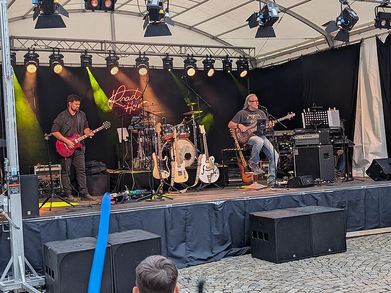 Stadtfest Musik und Märkte in Münnerstadt 2025Stadtfest Musik und Märkte 2025 in Münnerstadt Roadhouse füllte am Samstag den Anger ab 20.30 Uhr.