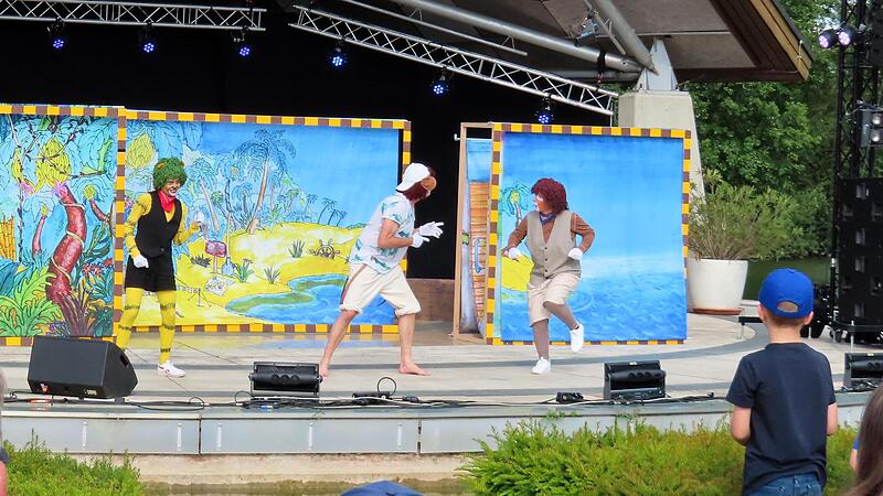 Nach der Landung stellen Tiger  und Bär fest: Die Insel ist gar nicht Panama  – und ein Affe klaut zudem ihre Bananen.