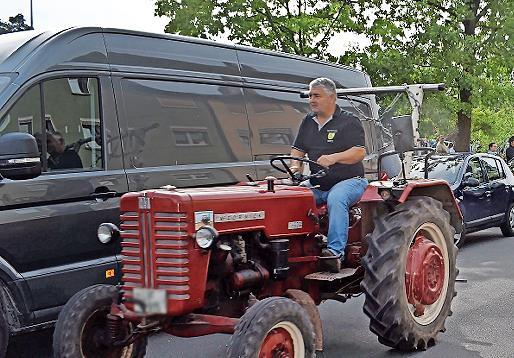 Die Runde der Oldtimer-Traktoren führte durch das Dorf.