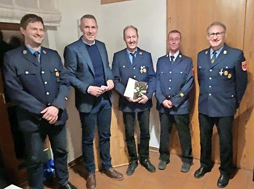 Ehrung bei der Feuerwehr Berndorf; im Bild (v. r.) Vorsitzender Stefan B&ouml;hner, Kreisbrandmeister J&ouml;rg Schneider, Heinz Pfaffenberger, B&uuml;rgermeister Martin Bernreuther und Kommandant Christian Schwarz.