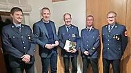 Ehrung bei der Feuerwehr Berndorf; im Bild (v. r.) Vorsitzender Stefan B&ouml;hner, Kreisbrandmeister J&ouml;rg Schneider, Heinz Pfaffenberger, B&uuml;rgermeister Martin Bernreuther und Kommandant Christian Schwarz.