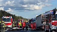 Schwerer Verkehrsunfall auf A3 bei Erlangen &ndash; Kleintransporter f&auml;hrt auf Sattelzug auf