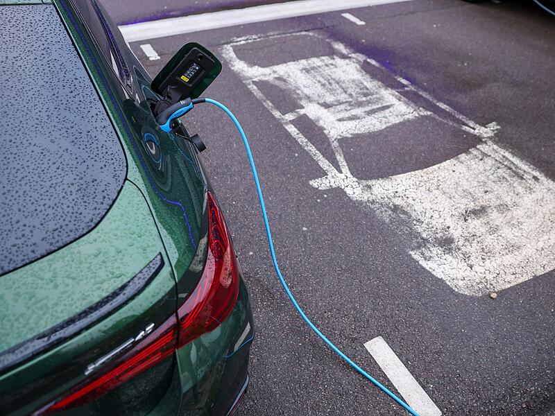 Elektroauto l&auml;dt an Lades&auml;ule