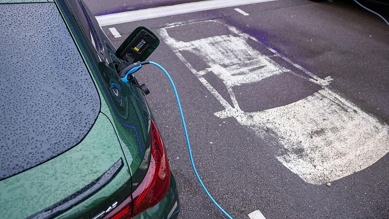 Elektroauto l&auml;dt an Lades&auml;ule