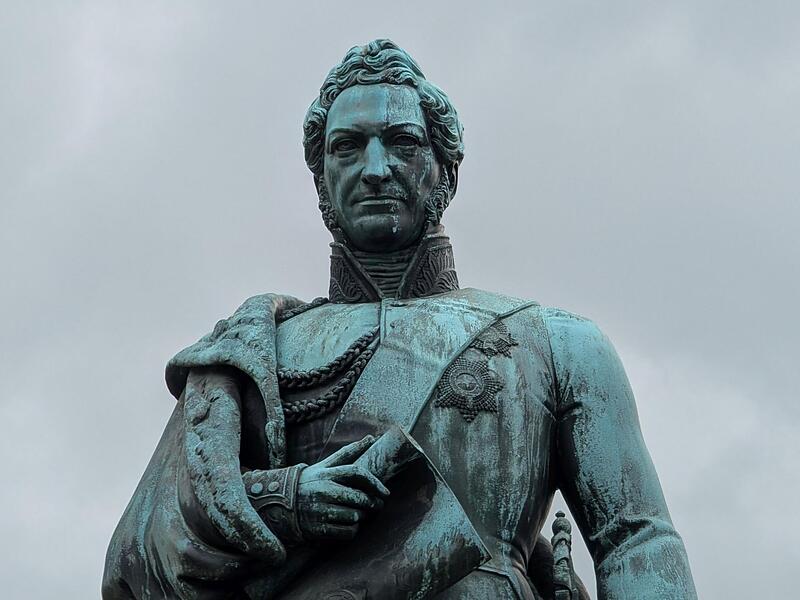 Die Statue von Herzog Ernst I. auf dem Coburger Schlossplatz.