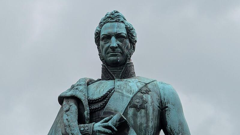 Die Statue von Herzog Ernst I. auf dem Coburger Schlossplatz.