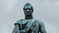 Die Statue von Herzog Ernst I. auf dem Coburger Schlossplatz.