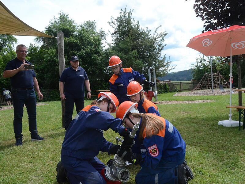 Aus verschiedenen Teilen zum Aufbau einer Wasserentnahme f&uuml;r die Brandbek&auml;mpfung musste akribisch ein Ger&auml;tebaum montiert werden.