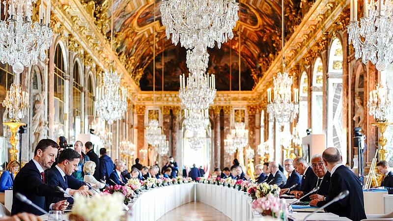 Die Staats- und Regierungschefs der  EU bei ihrer informellen Tagung im Schloss von Versailles.
