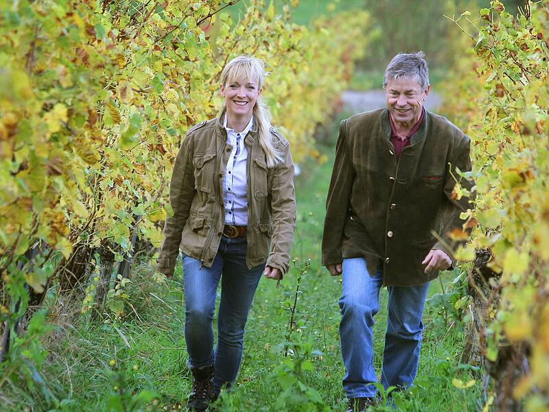 Der Weg zum Bioweingut war beschwerlich. Heute sind Nicole und Gerhard Roth gerne in den ökologisch bewirtschafteten Weinbergen unterwegs. Der Weg zum Bioweingut war beschwerlich. Heute sind Nicole und Gerhard Roth gerne in den ökologisch bewirtschafteten Weinbergen unterwegs.