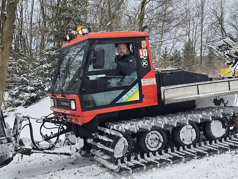 Ein Loipenspurger&auml;t sorgt daf&uuml;r, dass Skifahrer gute Bedingungen in Tettau vorfinden.