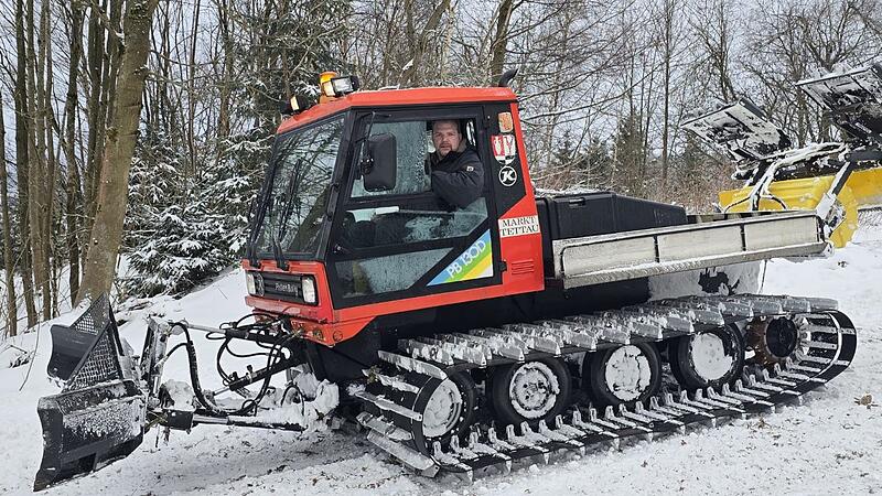 Loipen Tettau 2026 Ein Loipenspurgerät sorgt dafür, dass Skifahrer gute Bedingungen in Tettau vorfinden.