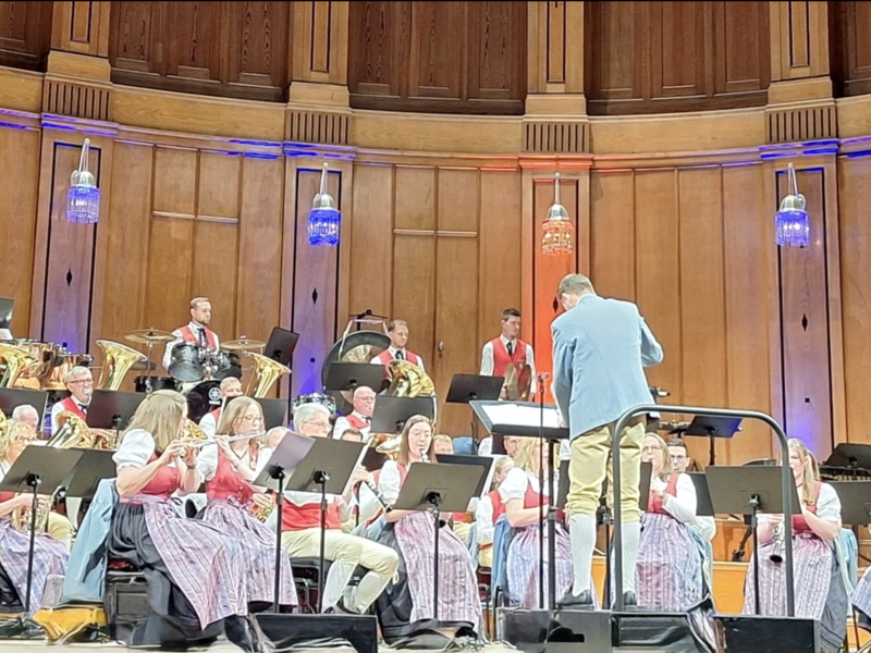 Sind sind die gro&szlig;e B&uuml;hne gewohnt: Im M&auml;rz spielten die Steinacher Musikanten mit dem Jugendmusikkorps im Regentenbau.