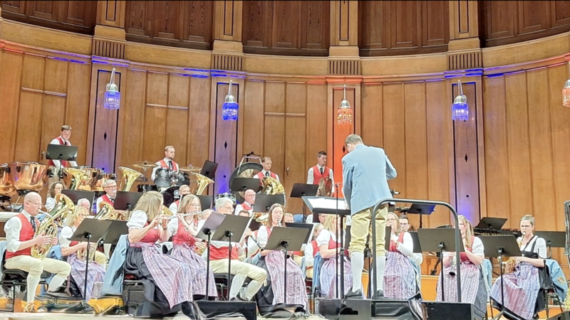 Sind sind die gro&szlig;e B&uuml;hne gewohnt: Im M&auml;rz spielten die Steinacher Musikanten mit dem Jugendmusikkorps im Regentenbau.