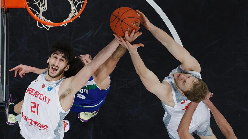 Die Reboundüberlegenheit der Bamberger um Gabriel Chachashvili (links) und Christian Sengfelder war einer der Schlüssel zum Sieg. Hier hat der starke Kroate im Team von Anwil Wloclawek, Josip Sobin, das Nachsehen.