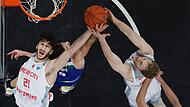 Die Reboundüberlegenheit der Bamberger um Gabriel Chachashvili (links) und Christian Sengfelder war einer der Schlüssel zum Sieg. Hier hat der starke Kroate im Team von Anwil Wloclawek, Josip Sobin, das Nachsehen.