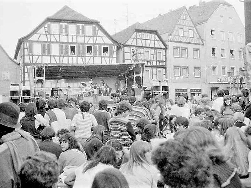 2000 Zuschauende fanden sich beim ersten Sommerspektakel 1983 am Marktplatz ein.