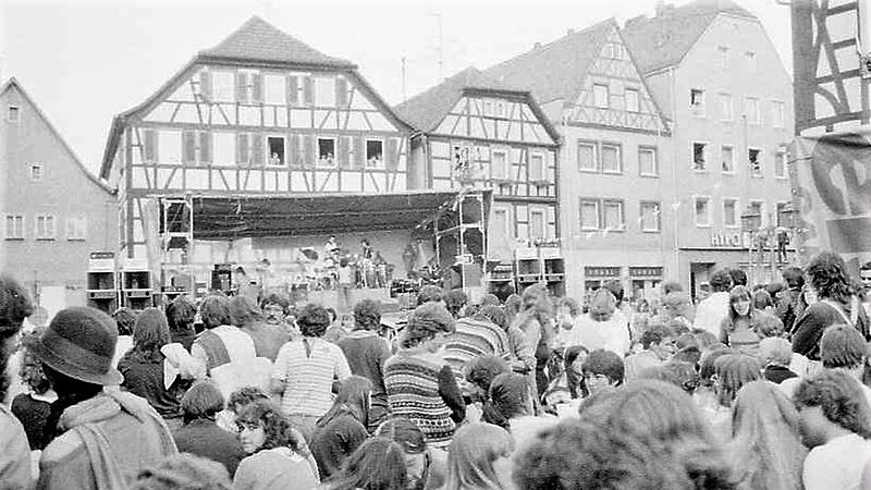 2000 Zuschauende fanden sich beim ersten Sommerspektakel 1983 am Marktplatz ein. 2000 Zuschauende fanden sich beim ersten Sommerspektakel 1983 am Marktplatz ein.