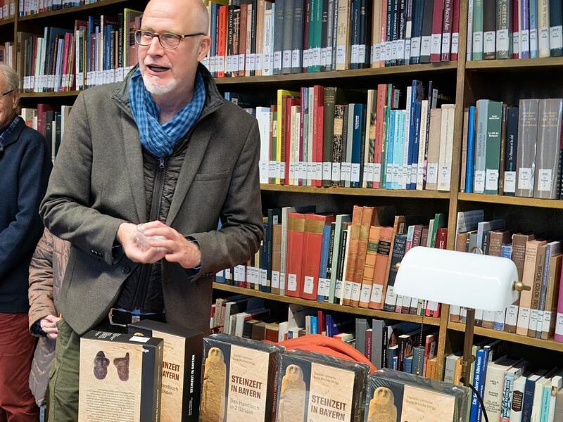 Martin Nadler vom Bayrischen Landesamt für Denkmalpflege präsentiert „Steinzeit in Bayern“ in Erlangen. Martin Nadler vom Bayrischen Landesamt für Denkmalpflege präsentiert „Steinzeit in Bayern“ in Erlangen.