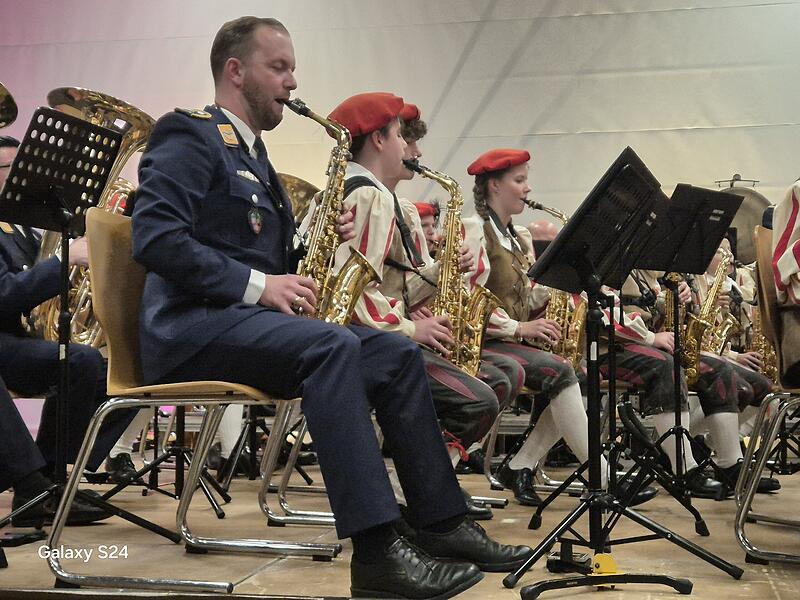 Die Jungmusikerinnen und -musiker spielten in der zweiten Konzerthälfte zusammen mit den Profis. Die Jungmusikerinnen und -musiker spielten in der zweiten Konzerthälfte zusammen mit den Profis.