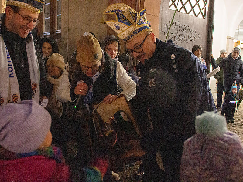 Von schlechtem Wetter l&auml;sst sich die Ha-Ka-Ge die Stimmung nicht vermiesen. Bestens gelaunt st&uuml;rmten sie das Hammelburger Rathaus.