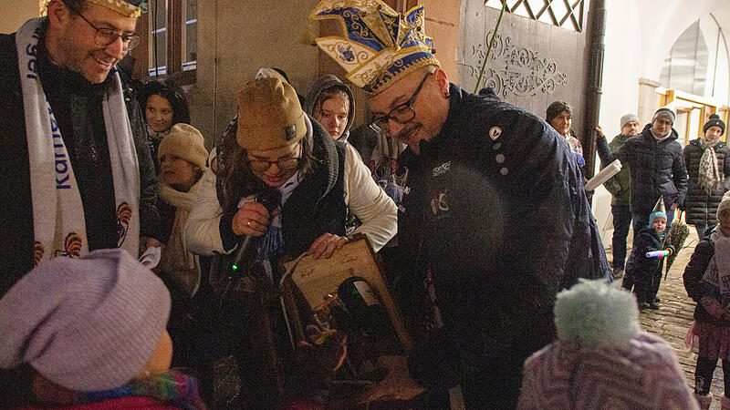 Von schlechtem Wetter l&auml;sst sich die Ha-Ka-Ge die Stimmung nicht vermiesen. Bestens gelaunt st&uuml;rmten sie das Hammelburger Rathaus.