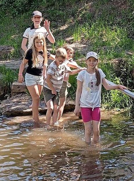 Nach einer Tour durch Hammelburg erfrischten sich die Kinder in der Kneippanlage auf der Museumsinsel. Nach einer Tour durch Hammelburg erfrischten sich die Kinder in der Kneippanlage auf der Museumsinsel.