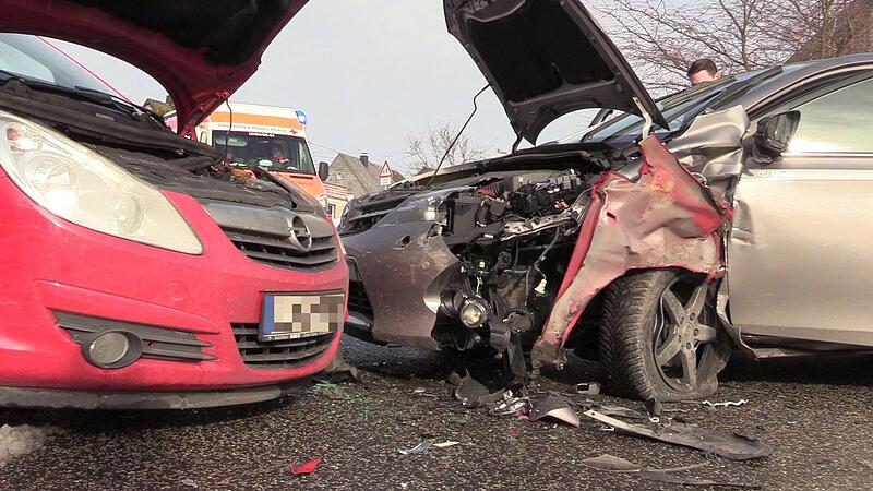 Unfall im Kreis Forchheim: Autoinsassen eingeklemmt – Hubschrauber im Einsatz Unfall im Kreis Forchheim: Autoinsassen eingeklemmt – Hubschrauber im Einsatz
