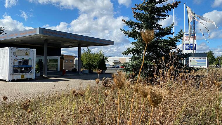Ein Wohnheim für geflüchtete Menschen ist in Volkach Im Seelein 40 geplant. Auf dem Grundstück an der Ecke der Staatsstraße und Dimbacher Straße befanden sich früher Autowerkstatt und Tankstelle, später der Imbiss "myboxenstop". Was davon noch übrig ist, soll abgerissen werden. Ein Wohnheim für geflüchtete Menschen ist in Volkach Im Seelein 40 geplant. Auf dem Grundstück an der Ecke der Staatsstraße und Dimbacher Straße befanden sich früher Autowerkstatt und Tankstelle, später der Imbiss "myboxenstop". Was davon noch übrig ist, soll abgerissen werden.