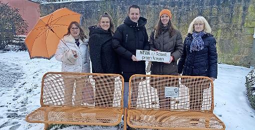 Bürgermeister Andreas Hügerich (Mitte) mit Annemarie Lorenz (links), Mitarbeiterinnen der Beratungsstelle und des Frauenhauses sowie Frau Richter von der Stadtverwaltung Lichtenfels (rechts). Bürgermeister Andreas Hügerich (Mitte) mit Annemarie Lorenz (links), Mitarbeiterinnen der Beratungsstelle und des Frauenhauses sowie Frau Richter von der Stadtverwaltung Lichtenfels (rechts).
