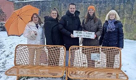 Bürgermeister Andreas Hügerich (Mitte) mit Annemarie Lorenz (links), Mitarbeiterinnen der Beratungsstelle und des Frauenhauses sowie Frau Richter von der Stadtverwaltung Lichtenfels (rechts). Bürgermeister Andreas Hügerich (Mitte) mit Annemarie Lorenz (links), Mitarbeiterinnen der Beratungsstelle und des Frauenhauses sowie Frau Richter von der Stadtverwaltung Lichtenfels (rechts).
