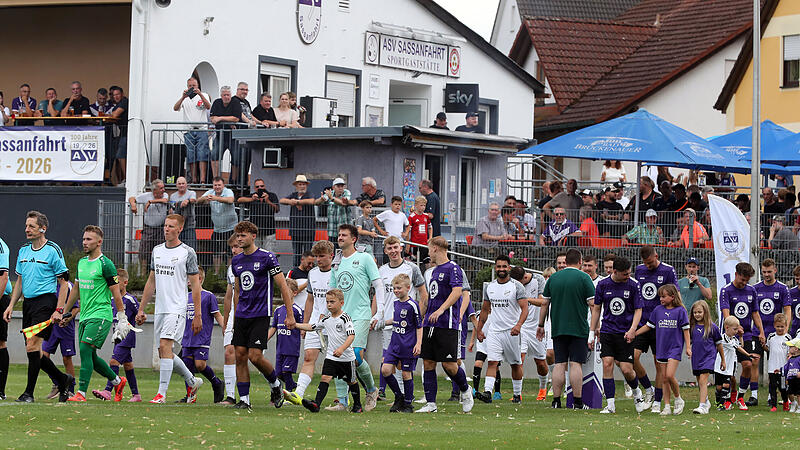 Beim Einlauf herrschten in Sassanfahrt noch beste Bedingungen. 40 Minuten nach Anpfiff erreichte den Sportplatz ein Gewitter.